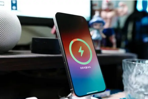 怀安苹果15换屏服务分享用什么充电器给iPhone15充电更好 